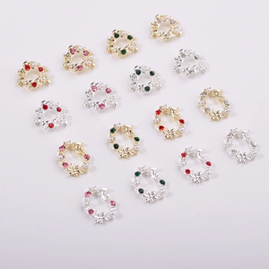 Détails macro de breloques à ongles couronne de Noël en alliage avec strass et perles