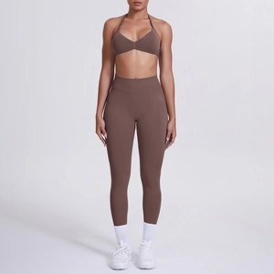 Set yoga marrone a due pezzi con reggiseno sportivo allacciato al collo e leggings