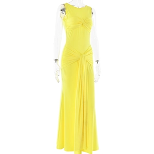 Détail de la robe longue jaune sans manches avec un nœud élégant et des drapés fins