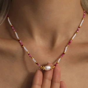 Collana stile francese con pietre naturali rosa e grandi perle barocche bianche