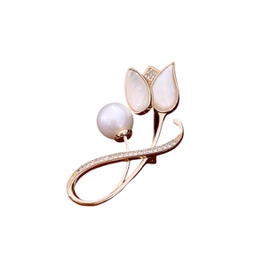 Élégante broche tulipe plaquée or 14K avec pétales en nacre et détails en perles