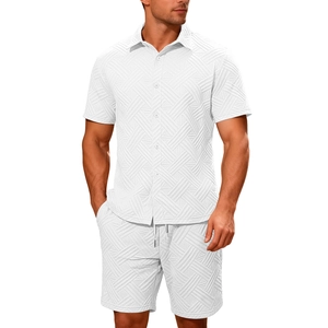 Ensemble d'été blanc pour hommes avec chemise jacquard texturée et short assorti