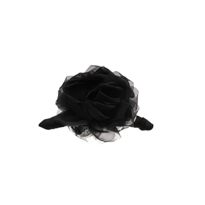 Pince à cheveux fleur rose en tulle noir avec perles élégantes sur fond blanc