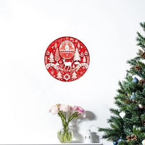 Weihnachts-Wanddeko mit Rentier und Tannen in einer gemütlichen festlichen Wohnzimmer-Kulisse
