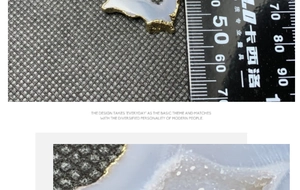 Dettaglio macro del ciondolo geode di agata con bordi placcati oro e misura della taglia