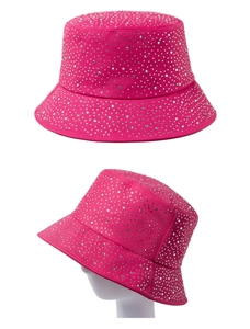 Détail du chapeau bob en coton rose vif orné de strass argentés scintillants