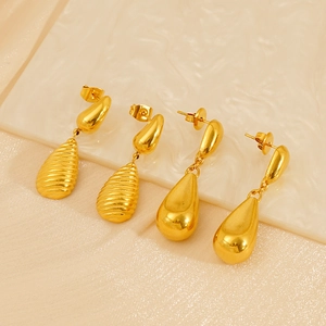 Boucles d'oreilles gouttes dorées 18K avec designs lisses et texturés élégants