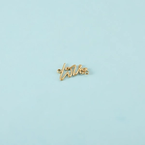Détail d'un pendentif love en acier inoxydable doré pour la création de bijoux DIY
