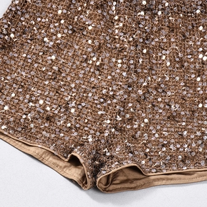 Détail des paillettes bronze scintillantes et de la doublure en satin du short de fête