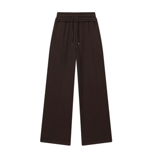 Détail du pantalon large en maille marron foncé avec taille élastique à cordon