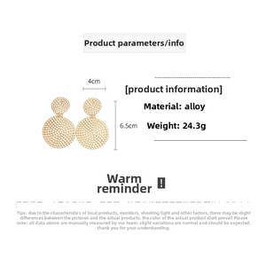Vue détaillée des boucles d'oreilles dorées tressées montrant les dimensions 4cm par 6,5cm