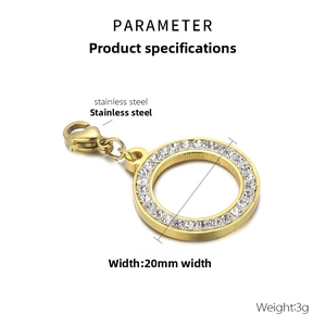 Détail de l'anneau 20mm en acier inoxydable plaqué or 18k avec strass et fermoir homard
