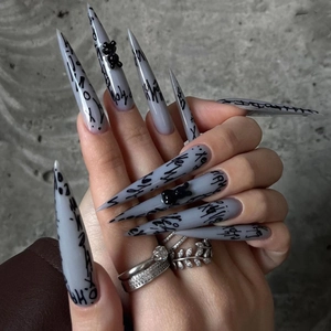 Uñas Postizas Largas Stiletto Press On Con Dijes De Oso 3D Y Letras De Grafiti Uñas Grises Para Mujeres