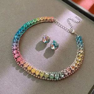 Luxuriöses Schmuckset mit Regenbogen-Kristallhalskette und runden Ohrsteckern