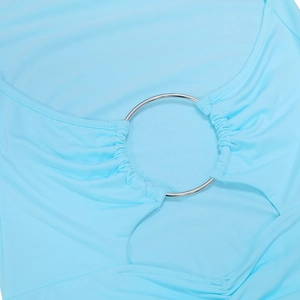 Détail de la robe bleu clair montrant l'anneau métallique et le tissu plissé ajouré