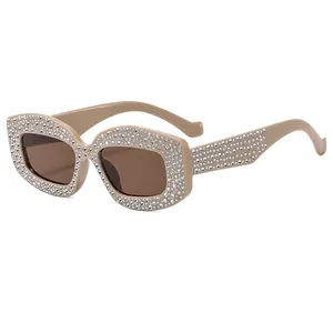 Funkelnde Strass-Sonnenbrille in quadratischer Übergröße mit aprikosenfarbenem Rahmen