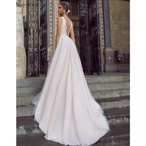Robe de mariée élégante en dentelle blanche avec col en V et dos nu à traîne