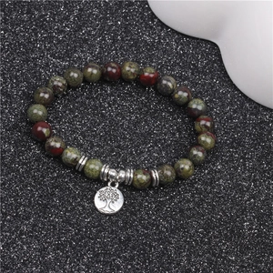Dettaglio del bracciale con pietre naturali e ciondolo in metallo Albero della Vita