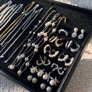 Elegant S925 silver jewelry set with freshwater pearls and zircon in a black velvet box