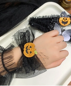 Detail von Halloween Kürbis Armband mit orangefarbenem Glitzer und schwarzer Netzspitze