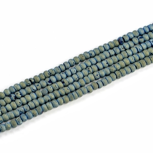 Detail van 4x6mm blauw-gouden druzy agaat kralen met sprankelende minerale textuur