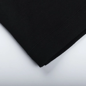 Λεπτομέρεια macro από μαύρο πλεκτό ύφασμα με φίνα υφή και διπλή επίπεδη ραφή ακριβείας