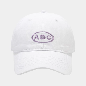 Détail de la casquette de baseball blanche avec broderie ABC violette et visière courbée