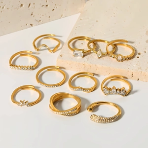 Lot de dix bagues en acier inoxydable plaqué or 18 carats avec détails en zircon