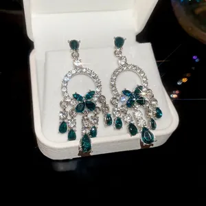 Eleganti orecchini pendenti in argento con pietre verdi e scintillanti nappe a frangia