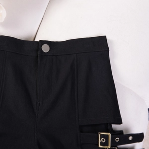 Dettaglio degli shorts neri a vita alta in twill con bottoni in metallo e cinturini laterali