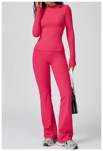 Ensemble de yoga rose avec haut à manches longues et legging évasé coupe ajustée
