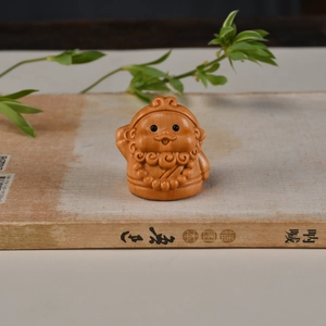 Figurine de moine zen en bois de thuya sculpté pour décoration de bureau et thé