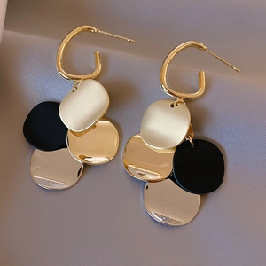 Boucles d'oreilles dorées modernes avec paillettes noires et design gland géométrique