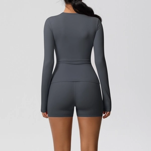 Vue arrière d'un ensemble de yoga gris foncé avec haut manches longues et short