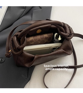 Dettaglio dell'interno della borsa nuvola marrone scuro con ampia capacità e chiusura magnetica