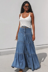 Dettaglio di gonna lunga in denim blu a più strati con orlo sfrangiato in stile
