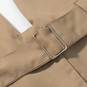 Dettaglio del tessuto in cotone twill kaki con fibbia di regolazione rettangolare in metallo