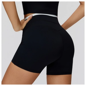 Détail du short de yoga noir à taille haute avec bordure blanche et effet push-up