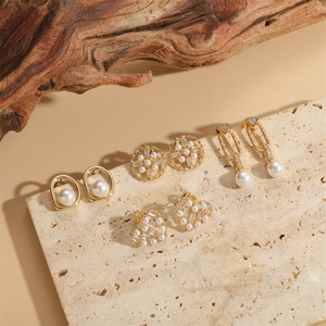Boucles D'oreilles Élégantes En Cuivre Künstliche Perle Zircon Cœur Rond Géométrique Plaqué Or Accessoire De Mode Pour Femmes
