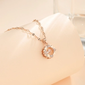 Collana in acciaio inossidabile oro rosa con pendente rotondo e pietre di zircone