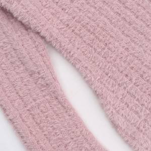 Gros plan sur le tissu en tricot mohair rose doux montrant la texture et la qualité