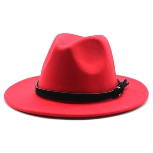 Dettaglio cappello fedora in lana rossa con tesa larga e cinturino nero con fibbia oro