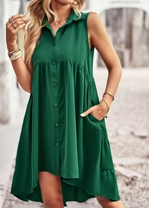 Détail d'une robe trapèze verte sans manches avec boutonnière à l'avant et poches latérales
