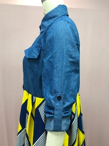 Detail von Jeanskragen und geometrischem Rock an einem langen Patchwork-Kleid