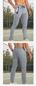 Detailansicht grauer Jogginghose für Herren mit Reißverschlusstaschen und Kordelzug im Freien