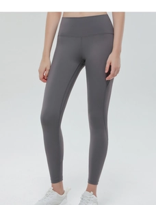 Dettaglio della fascia alta in vita sui pantaloni yoga grigio scuro opachi effetto push-up