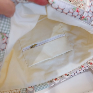 Détail de l'intérieur du sac en coton avec doublure beige et poche zippée pratique