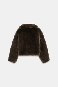Vue détaillée du dos d'une veste courte en fausse fourrure marron foncé au fini luxueux