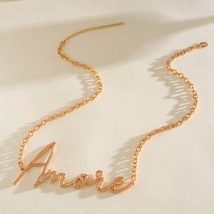 Detailansicht einer goldfarbenen 'Amore' Taillenkette und Halskette