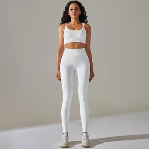 Détail de la taille haute côtelée blanche de l'ensemble legging de yoga et brassière